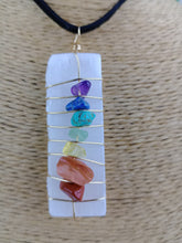 Cargar imagen en el visor de la galería, Colgante Selenita 7 Chakras
