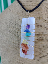 Cargar imagen en el visor de la galería, Colgante Selenita 7 Chakras
