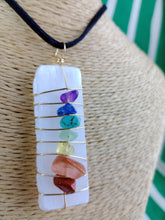 Cargar imagen en el visor de la galería, Colgante Selenita 7 Chakras
