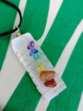 Cargar imagen en el visor de la galería, Colgante Selenita 7 Chakras
