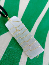 Cargar imagen en el visor de la galería, Colgante Selenita 7 Chakras
