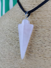 Cargar imagen en el visor de la galería, Colgante Punta Flecha Cuarzo Rosa
