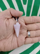 Cargar imagen en el visor de la galería, Colgante Punta Flecha Cuarzo Rosa

