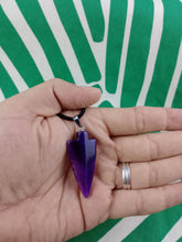 Cargar imagen en el visor de la galería, Colgante Punta Flecha Agata Morada Mod. 1
