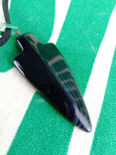Cargar imagen en el visor de la galería, Colgante Punta Flecha Ágata Negra Mod. 2
