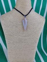 Cargar imagen en el visor de la galería, Colgante Punta Flecha Ágata India Mod. 7
