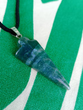 Cargar imagen en el visor de la galería, Colgante Punta Flecha Ágata India Mod. 10
