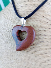 Cargar imagen en el visor de la galería, Colgante Corazon Tallado Obsidiana Caoba Mod 1
