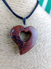 Cargar imagen en el visor de la galería, Colgante Corazon Tallado Obsidiana Caoba Mod 1
