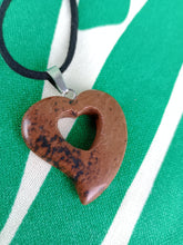 Cargar imagen en el visor de la galería, Colgante Corazon Tallado Obsidiana Caoba Mod 1
