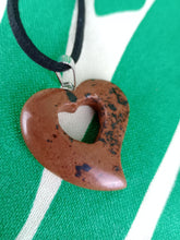 Cargar imagen en el visor de la galería, Colgante Corazon Tallado Obsidiana Caoba Mod 1
