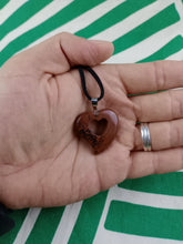 Cargar imagen en el visor de la galería, Colgante Corazon Tallado Obsidiana Caoba Mod 1
