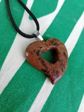 Cargar imagen en el visor de la galería, Colgante Corazon Tallado Obsidiana Caoba Mod 2
