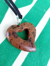 Cargar imagen en el visor de la galería, Colgante Corazon Tallado Obsidiana Caoba Mod 2
