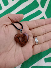 Cargar imagen en el visor de la galería, Colgante Corazon Tallado Obsidiana Caoba Mod 2
