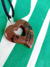 Cargar imagen en el visor de la galería, Colgante Corazon Tallado Obsidiana Caoba Mod 3
