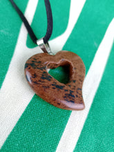 Cargar imagen en el visor de la galería, Colgante Corazon Tallado Obsidiana Caoba Mod 3
