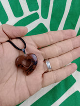 Cargar imagen en el visor de la galería, Colgante Corazon Tallado Obsidiana Caoba Mod 3

