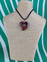 Cargar imagen en el visor de la galería, Colgante Corazon Tallado Obsidiana Caoba Mod 4
