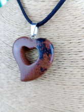 Cargar imagen en el visor de la galería, Colgante Corazon Tallado Obsidiana Caoba Mod 4
