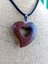 Cargar imagen en el visor de la galería, Colgante Corazon Tallado Obsidiana Caoba Mod 4
