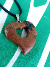 Cargar imagen en el visor de la galería, Colgante Corazon Tallado Obsidiana Caoba Mod 4
