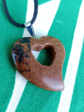 Cargar imagen en el visor de la galería, Colgante Corazon Tallado Obsidiana Caoba Mod 4
