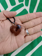 Cargar imagen en el visor de la galería, Colgante Corazon Tallado Obsidiana Caoba Mod 4
