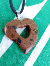 Cargar imagen en el visor de la galería, Colgante Corazon Tallado Obsidiana Caoba Mod 5
