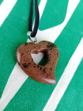Cargar imagen en el visor de la galería, Colgante Corazon Tallado Obsidiana Caoba Mod 5
