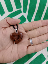 Cargar imagen en el visor de la galería, Colgante Corazon Tallado Obsidiana Caoba Mod 5
