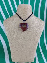 Cargar imagen en el visor de la galería, Colgante Corazon Tallado Obsidiana Caoba Mod 6
