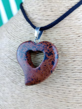 Cargar imagen en el visor de la galería, Colgante Corazon Tallado Obsidiana Caoba Mod 6
