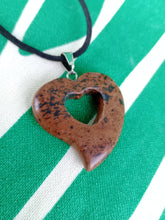 Cargar imagen en el visor de la galería, Colgante Corazon Tallado Obsidiana Caoba Mod 6
