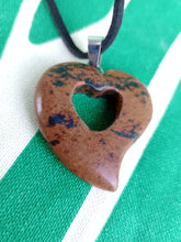 Cargar imagen en el visor de la galería, Colgante Corazon Tallado Obsidiana Caoba Mod 6
