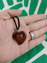 Cargar imagen en el visor de la galería, Colgante Corazon Tallado Obsidiana Caoba Mod 6

