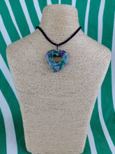 Cargar imagen en el visor de la galería, Colgante Corazon Tallado Zoisita Mod 1
