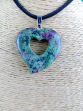 Cargar imagen en el visor de la galería, Colgante Corazon Tallado Zoisita Mod 1
