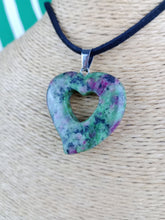 Cargar imagen en el visor de la galería, Colgante Corazon Tallado Zoisita Mod 1
