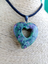 Cargar imagen en el visor de la galería, Colgante Corazon Tallado Zoisita Mod 1

