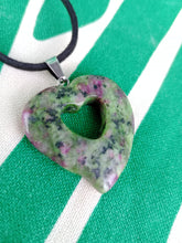 Cargar imagen en el visor de la galería, Colgante Corazon Tallado Zoisita Mod 1
