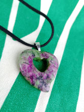 Cargar imagen en el visor de la galería, Colgante Corazon Tallado Zoisita Mod 1
