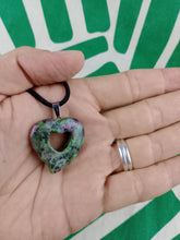 Cargar imagen en el visor de la galería, Colgante Corazon Tallado Zoisita Mod 1
