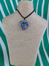 Cargar imagen en el visor de la galería, Colgante Corazon Tallado Zoisita Mod 2
