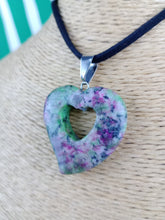 Cargar imagen en el visor de la galería, Colgante Corazon Tallado Zoisita Mod 2
