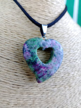 Cargar imagen en el visor de la galería, Colgante Corazon Tallado Zoisita Mod 2
