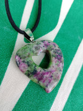 Cargar imagen en el visor de la galería, Colgante Corazon Tallado Zoisita Mod 2
