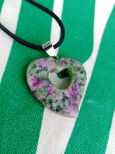 Cargar imagen en el visor de la galería, Colgante Corazon Tallado Zoisita Mod 2
