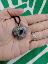 Cargar imagen en el visor de la galería, Colgante Corazon Tallado Zoisita Mod 2
