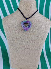 Cargar imagen en el visor de la galería, Colgante Corazon Tallado Zoisita Mod 3
